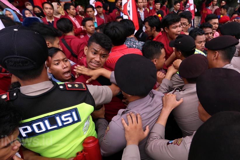 Tiga Kali Blokade Jalan, Aksi Tolak Revisi UU MD3 Ricuh - Bagian 11