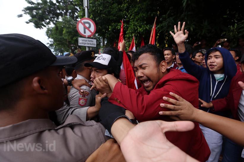 Tiga Kali Blokade Jalan, Aksi Tolak Revisi UU MD3 Ricuh - Bagian 10