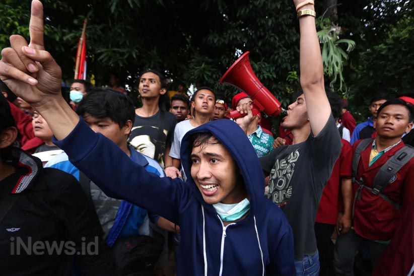 Tiga Kali Blokade Jalan, Aksi Tolak Revisi UU MD3 Ricuh - Bagian 9