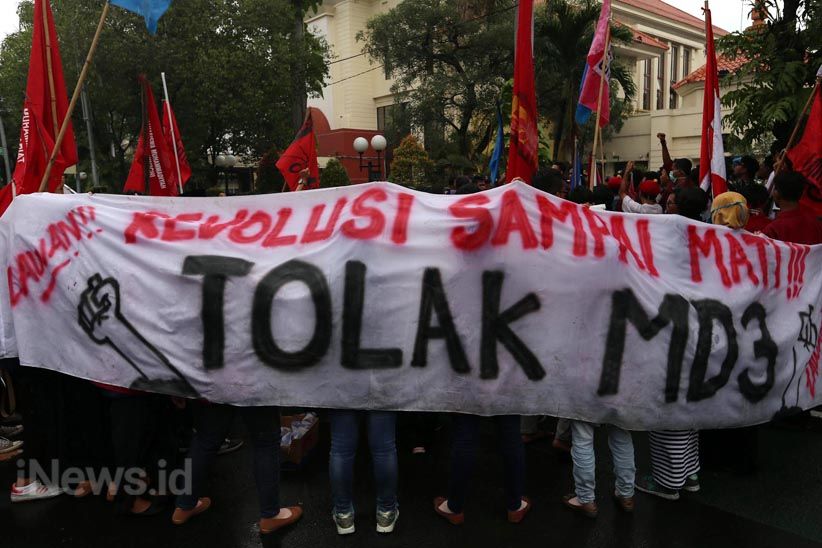 Tiga Kali Blokade Jalan, Aksi Tolak Revisi UU MD3 Ricuh - Bagian 8