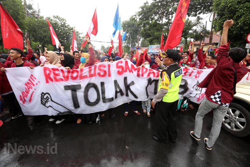 Tiga Kali Blokade Jalan, Aksi Tolak Revisi UU MD3 Ricuh - Bagian 6