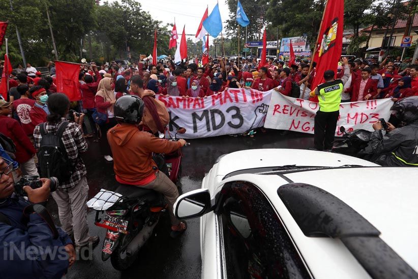 Tiga Kali Blokade Jalan, Aksi Tolak Revisi UU MD3 Ricuh - Bagian 5