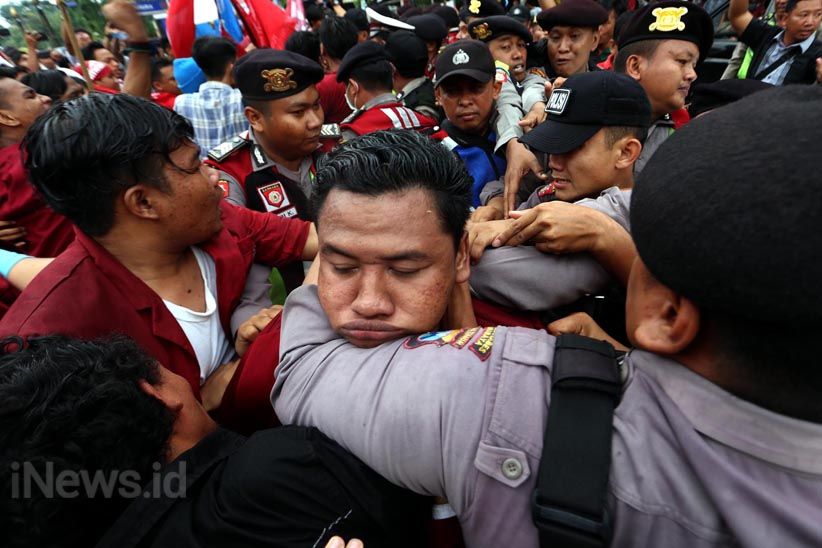 Tiga Kali Blokade Jalan, Aksi Tolak Revisi UU MD3 Ricuh - Bagian 4