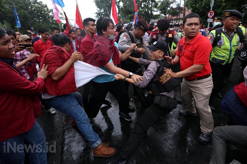 Tiga Kali Blokade Jalan, Aksi Tolak Revisi UU MD3 Ricuh - Bagian 1