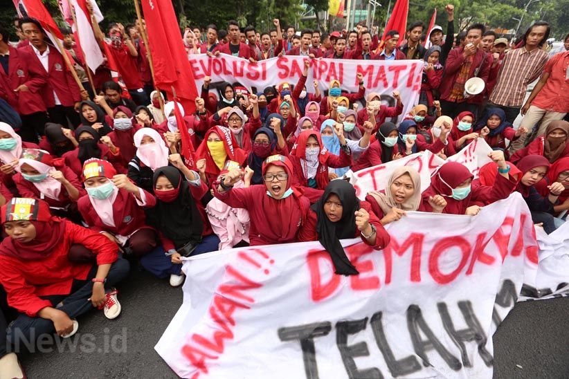 Tiga Kali Blokade Jalan, Aksi Tolak Revisi UU MD3 Ricuh - Bagian 3