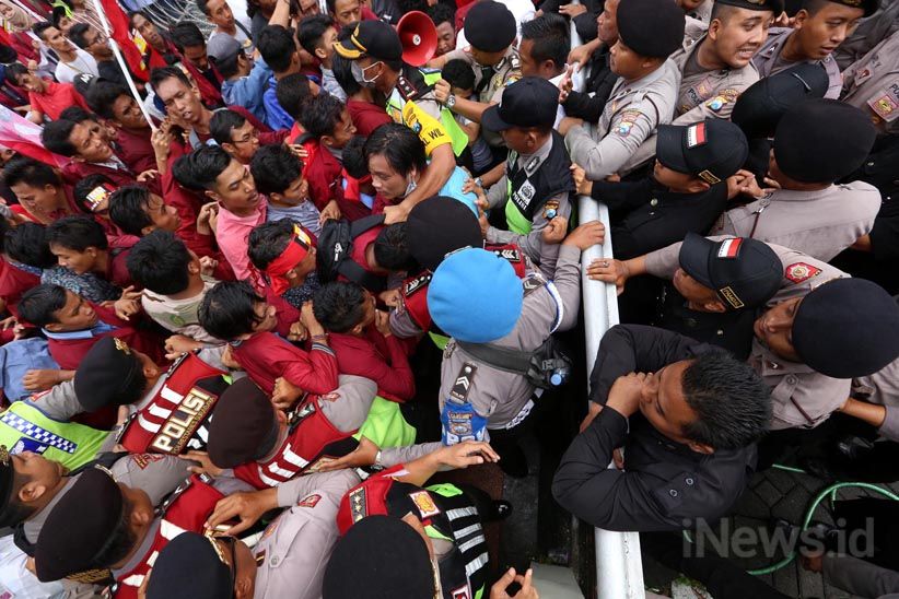 Tiga Kali Blokade Jalan, Aksi Tolak Revisi UU MD3 Ricuh - Bagian 2