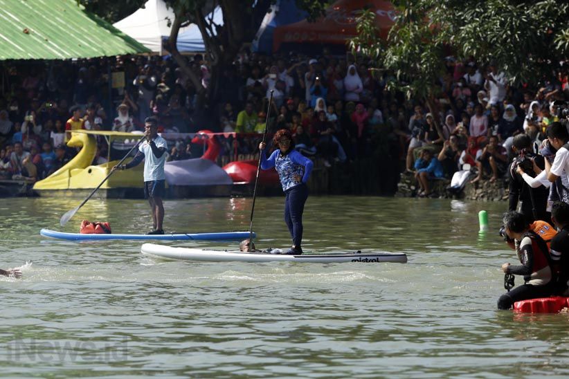 Asiknya Menteri Susi 'Ngopi' di Atas Papan Dayung - Bagian 6