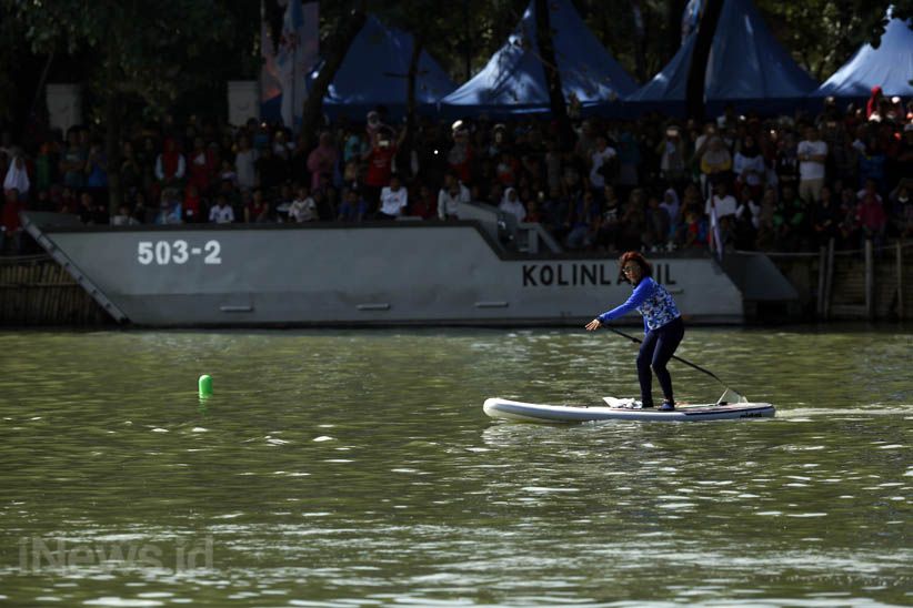 Asiknya Menteri Susi 'Ngopi' di Atas Papan Dayung - Bagian 7