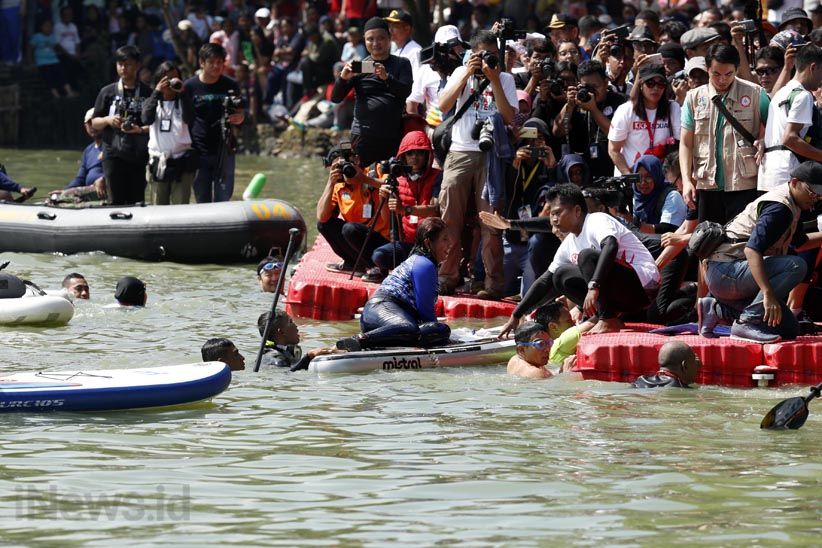 Asiknya Menteri Susi 'Ngopi' di Atas Papan Dayung - Bagian 16