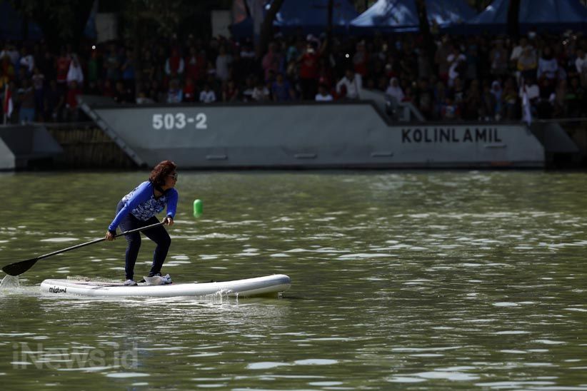 Asiknya Menteri Susi 'Ngopi' di Atas Papan Dayung - Bagian 8