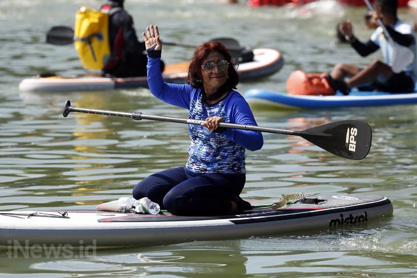 Asiknya Menteri Susi 'Ngopi' di Atas Papan Dayung - Bagian 10