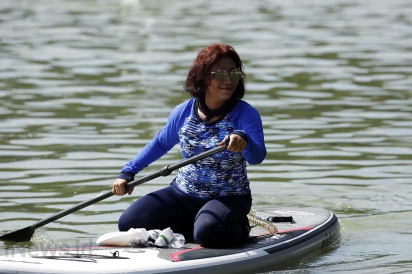 Asiknya Menteri Susi 'Ngopi' di Atas Papan Dayung - Bagian 11