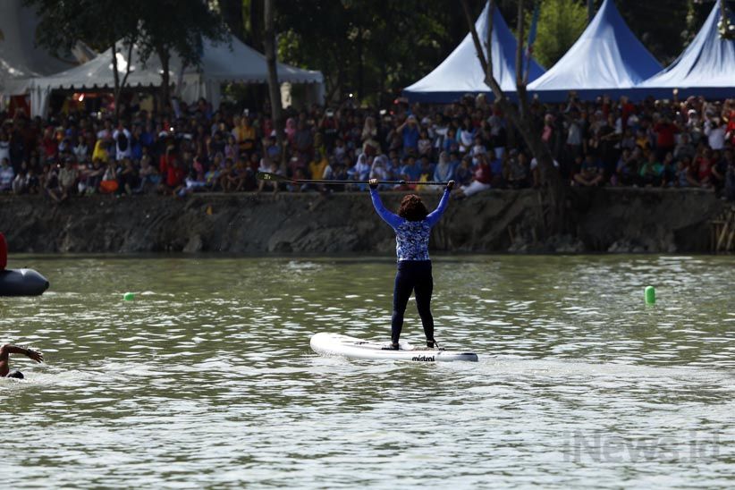 Asiknya Menteri Susi 'Ngopi' di Atas Papan Dayung - Bagian 12