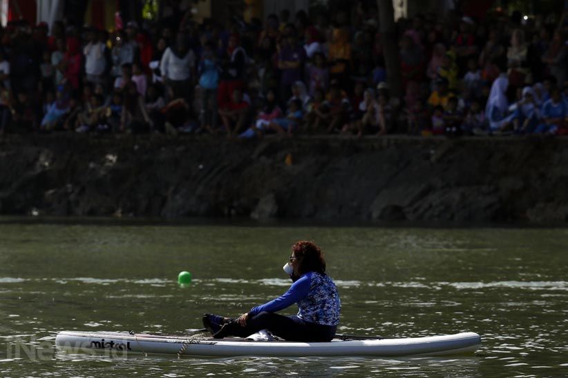 Asiknya Menteri Susi 'Ngopi' di Atas Papan Dayung - Bagian 4