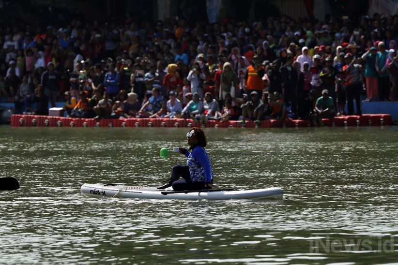 Asiknya Menteri Susi 'Ngopi' di Atas Papan Dayung - Bagian 2
