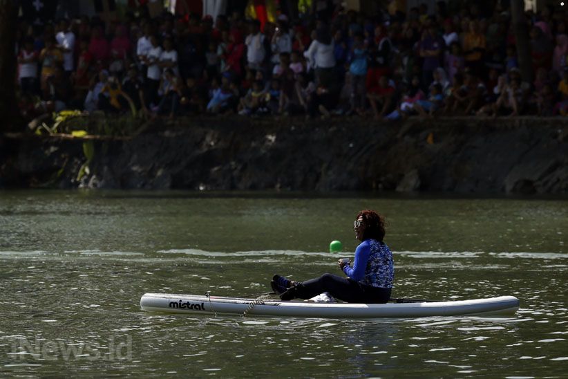 Asiknya Menteri Susi 'Ngopi' di Atas Papan Dayung - Bagian 5