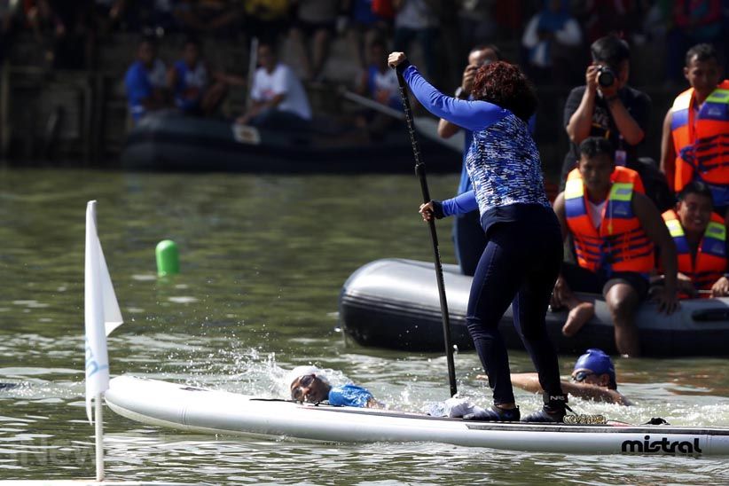 Asiknya Menteri Susi 'Ngopi' di Atas Papan Dayung - Bagian 15