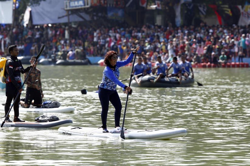 Asiknya Menteri Susi 'Ngopi' di Atas Papan Dayung - Bagian 14
