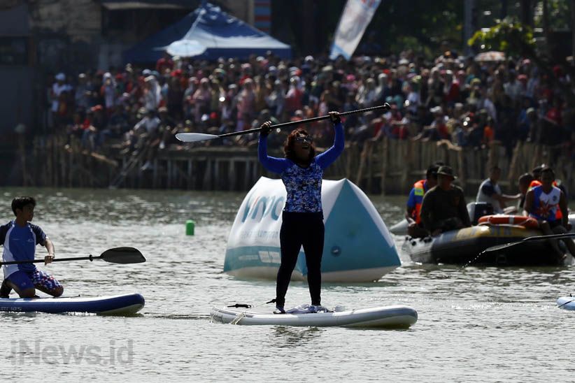 Asiknya Menteri Susi 'Ngopi' di Atas Papan Dayung - Bagian 13