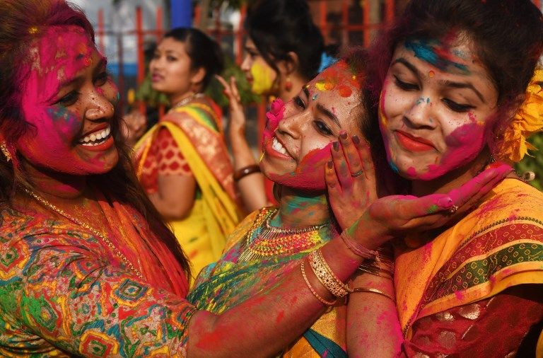 Serunya Melempar Serbuk Warna-warni di Festival Holi India - Bagian 2