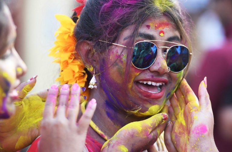 Serunya Melempar Serbuk Warna-warni di Festival Holi India - Bagian 3