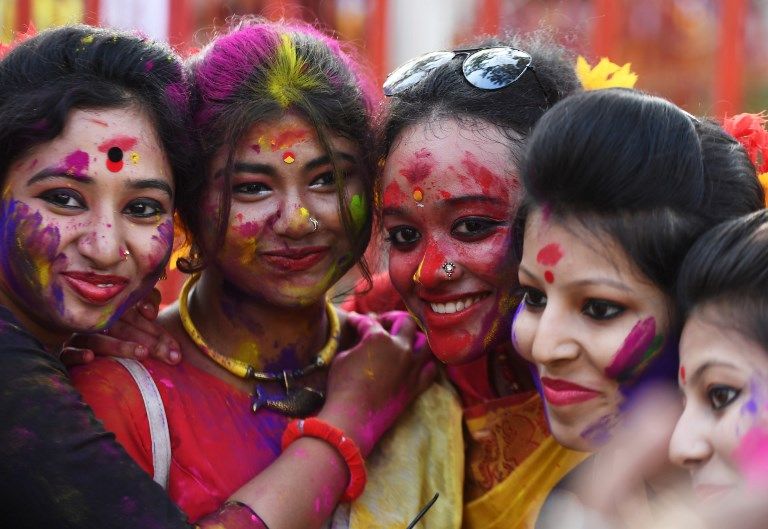 Serunya Melempar Serbuk Warna-warni di Festival Holi India - Bagian 1