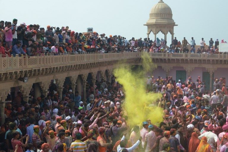 Serunya Melempar Serbuk Warna-warni di Festival Holi India - Bagian 17