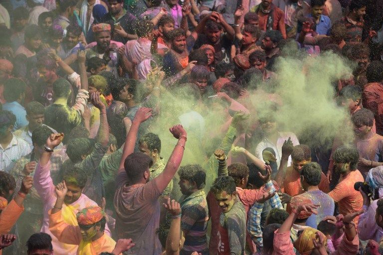 Serunya Melempar Serbuk Warna-warni di Festival Holi India - Bagian 16