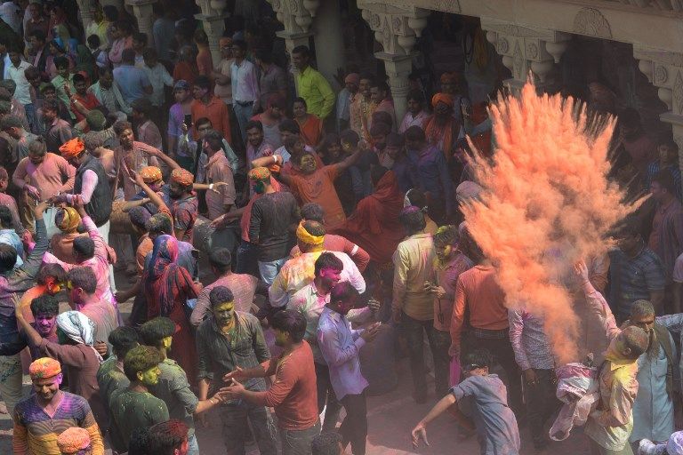 Serunya Melempar Serbuk Warna-warni di Festival Holi India - Bagian 14
