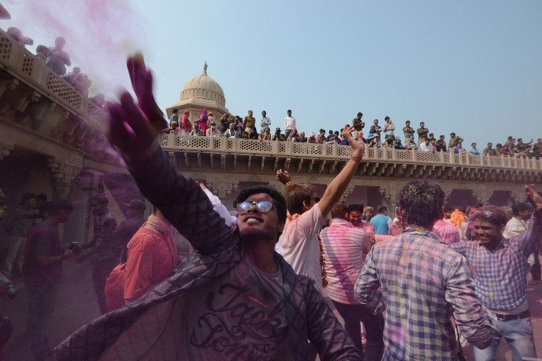 Serunya Melempar Serbuk Warna-warni di Festival Holi India - Bagian 13