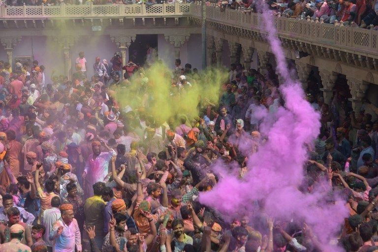 Serunya Melempar Serbuk Warna-warni di Festival Holi India - Bagian 12