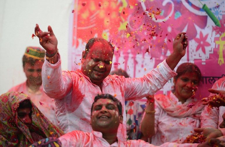 Serunya Melempar Serbuk Warna-warni di Festival Holi India - Bagian 10