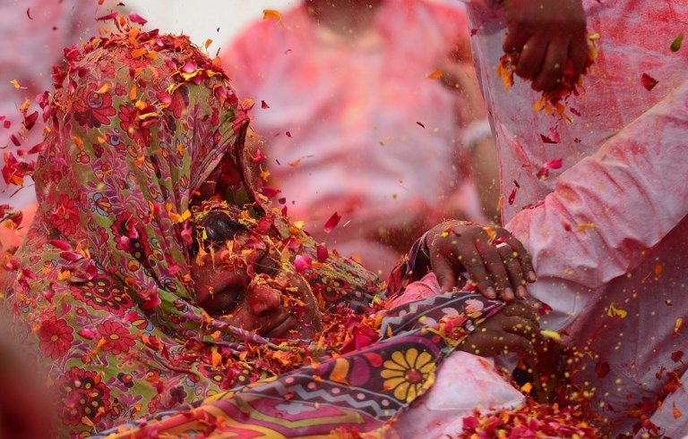 Serunya Melempar Serbuk Warna-warni di Festival Holi India - Bagian 8