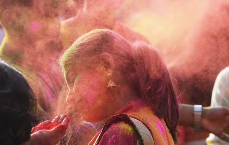 Serunya Melempar Serbuk Warna-warni di Festival Holi India - Bagian 5