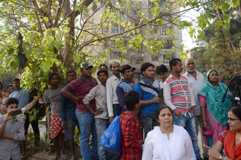 Ribuan Fans Hadiri Pemakaman Superstar Bollywood Sridevi Kapoor - Bagian 6