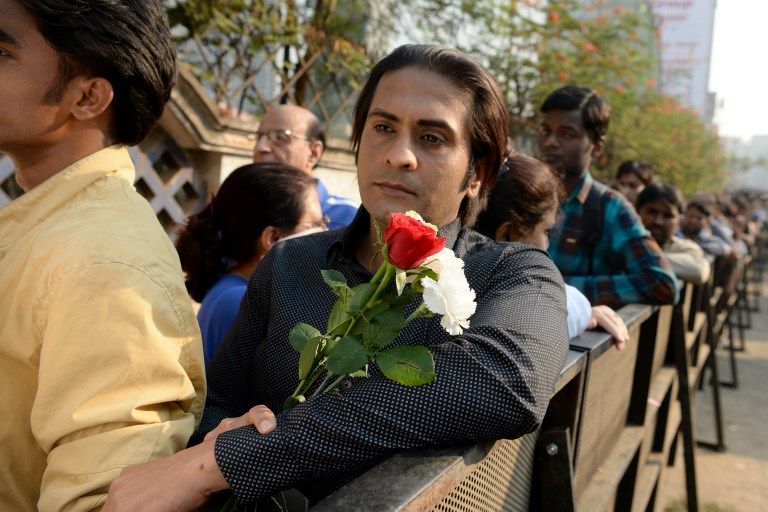 Ribuan Fans Hadiri Pemakaman Superstar Bollywood Sridevi Kapoor - Bagian 3