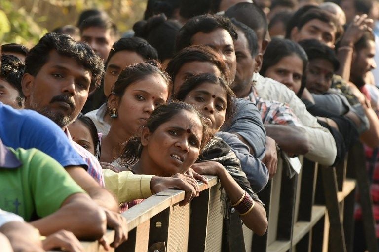 Ribuan Fans Hadiri Pemakaman Superstar Bollywood Sridevi Kapoor - Bagian 5