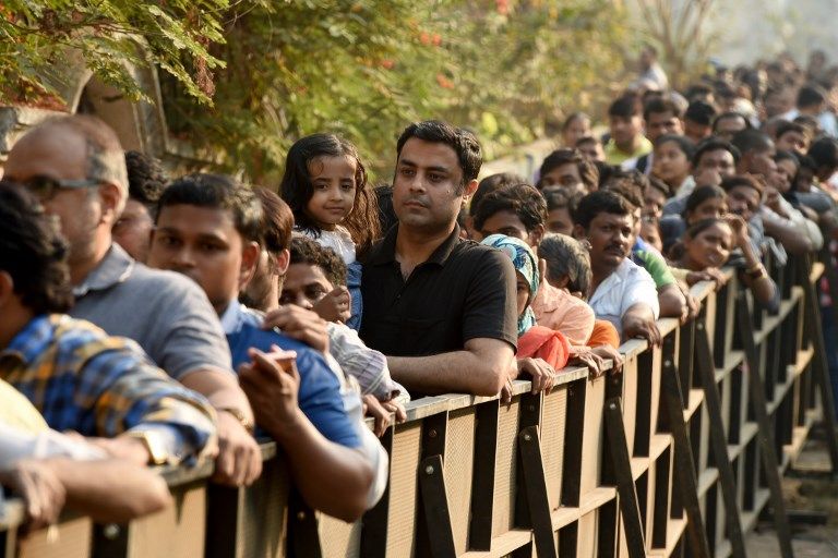 Ribuan Fans Hadiri Pemakaman Superstar Bollywood Sridevi Kapoor - Bagian 4