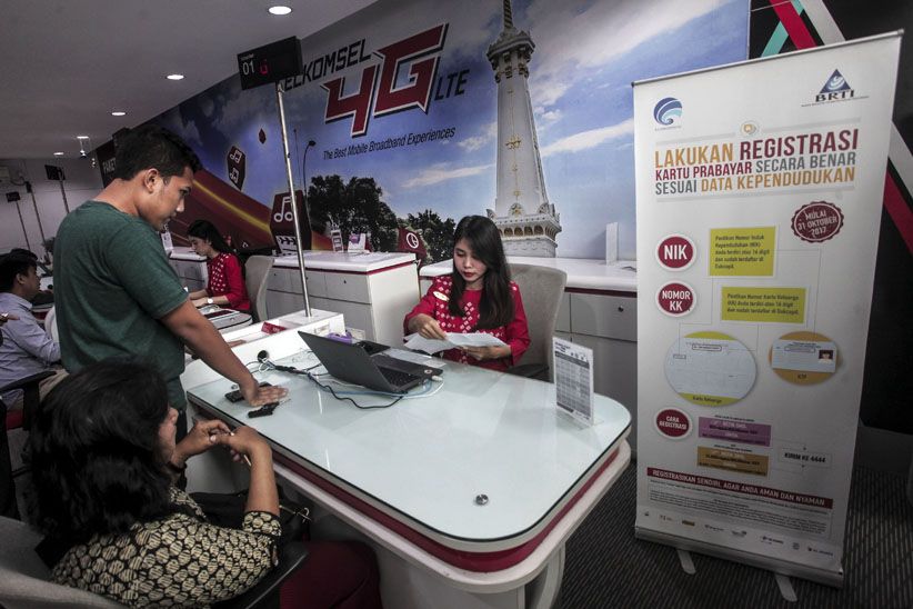 Suasana Hari Terakhir Registrasi Kartu Prabayar di Grapari Telkomsel - Bagian 2