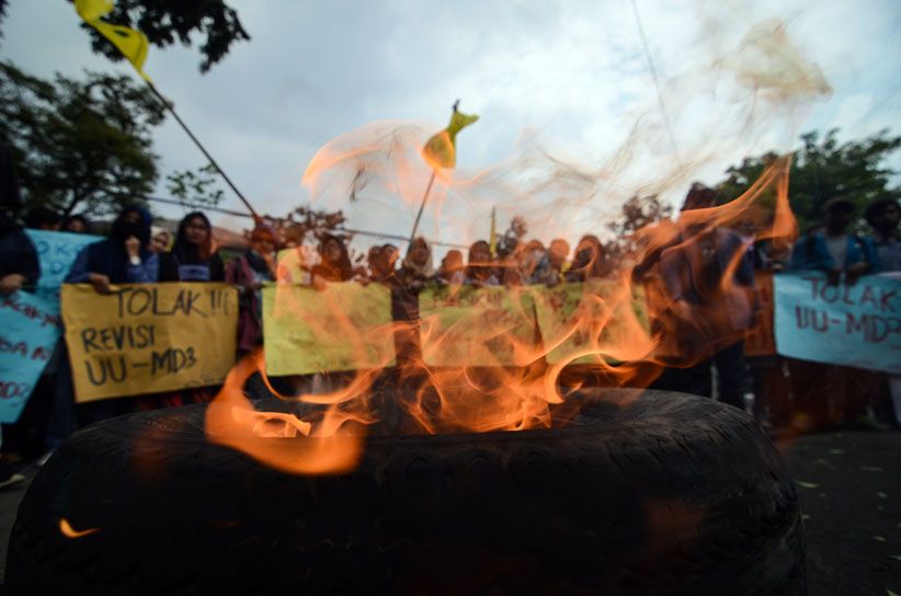 Mahasiswa Bandung Bakar Ban Tolak Revisi UU MD3 - Bagian 1