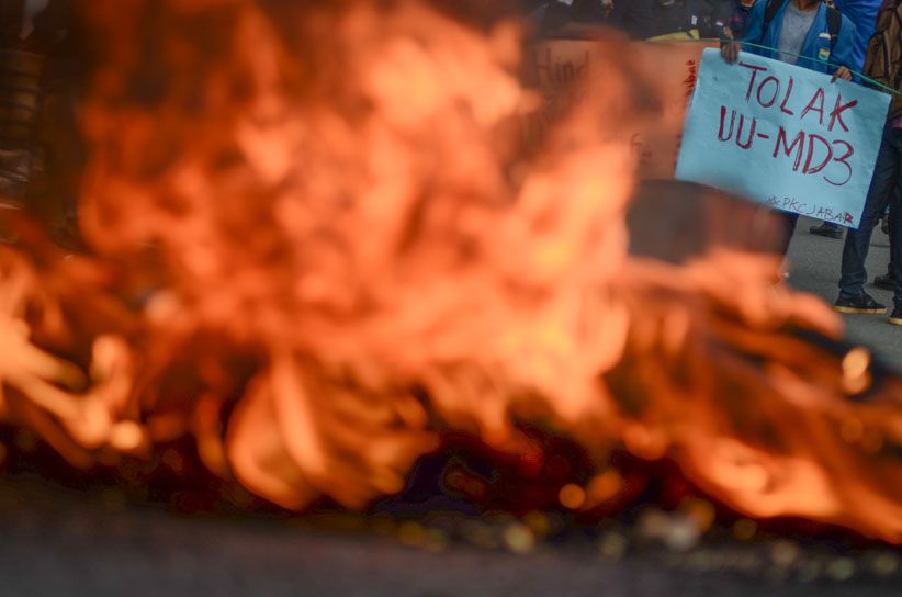 Mahasiswa Bandung Bakar Ban Tolak Revisi UU MD3 - Bagian 2