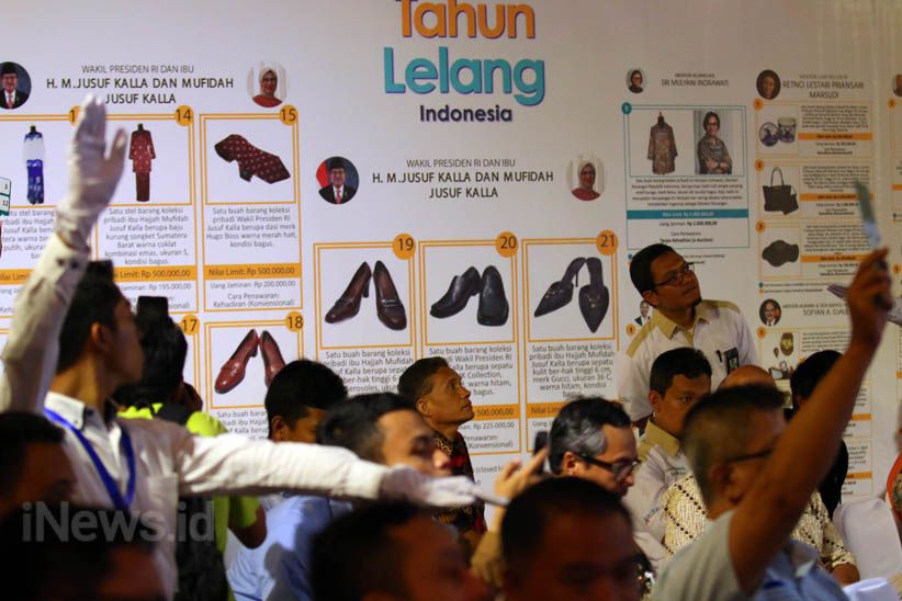 Lelang Barang Pribadi, Sri Mulyani Baju Batik dan Budi Karya Gitar Akustik - Bagian 8