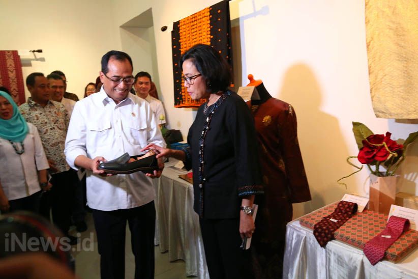 Lelang Barang Pribadi, Sri Mulyani Baju Batik dan Budi Karya Gitar Akustik - Bagian 4