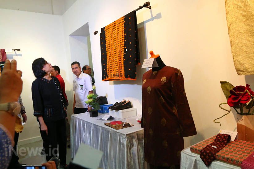 Lelang Barang Pribadi, Sri Mulyani Baju Batik dan Budi Karya Gitar Akustik - Bagian 3