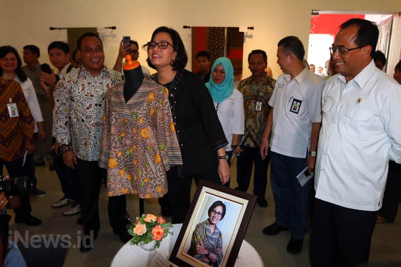 Lelang Barang Pribadi, Sri Mulyani Baju Batik dan Budi Karya Gitar Akustik - Bagian 2