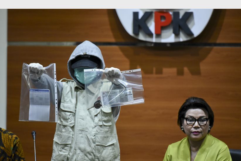 KPK Perlihatkan Barang Bukti Suap Cagub Sultra dan Wali Kota Kendari - Bagian 1