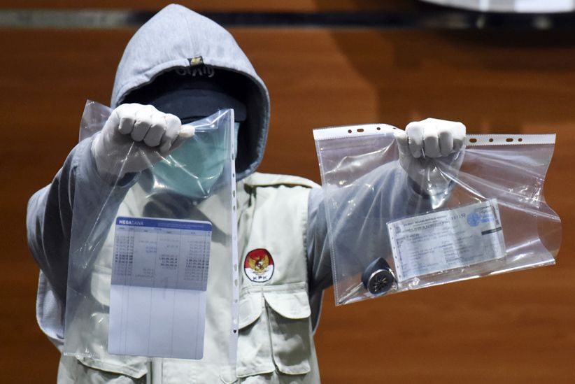 KPK Perlihatkan Barang Bukti Suap Cagub Sultra dan Wali Kota Kendari - Bagian 2