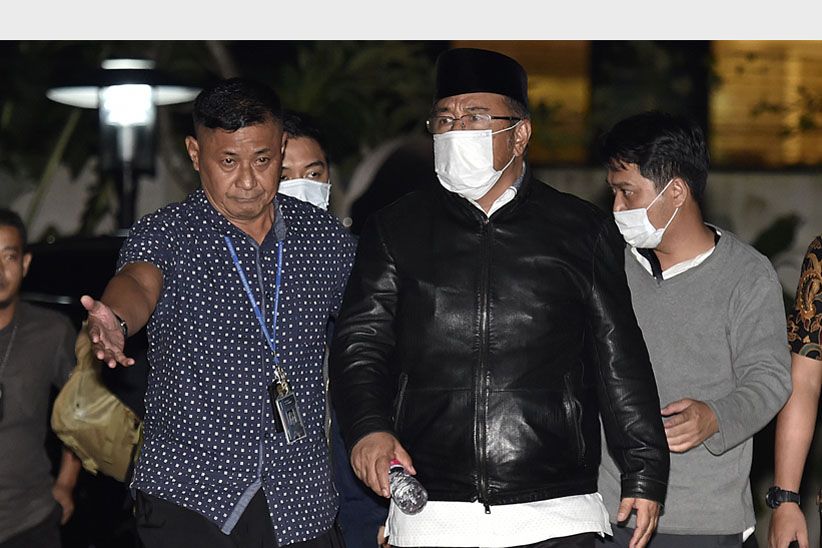 Bapak Anak, Cagub Sultra dan Wali Kota Kendari Terjaring OTT Tiba di KPK - Bagian 4