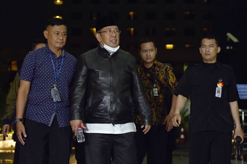 Bapak Anak, Cagub Sultra dan Wali Kota Kendari Terjaring OTT Tiba di KPK - Bagian 3