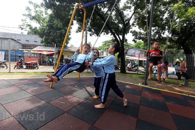Melihat Keceriaan Anak-Anak Bermain di RPTRA - Bagian 6